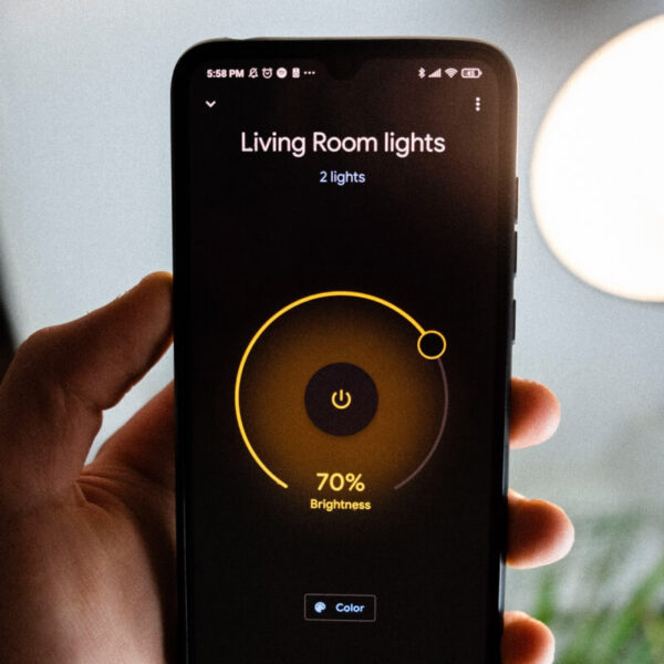 ⁦Home Speaker 500: Smart Bluetooth Speaker with Alexa Voice Control Built-In, White⁩ - الصورة ⁦3⁩