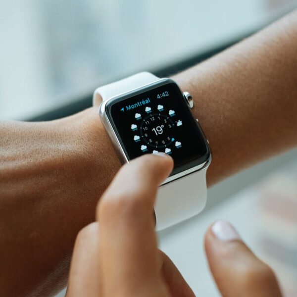 ⁦Smartwatch with Bright Touchscreen Display, Up to 6 Days of Battery Life, Orchid Purple⁩ - الصورة ⁦2⁩