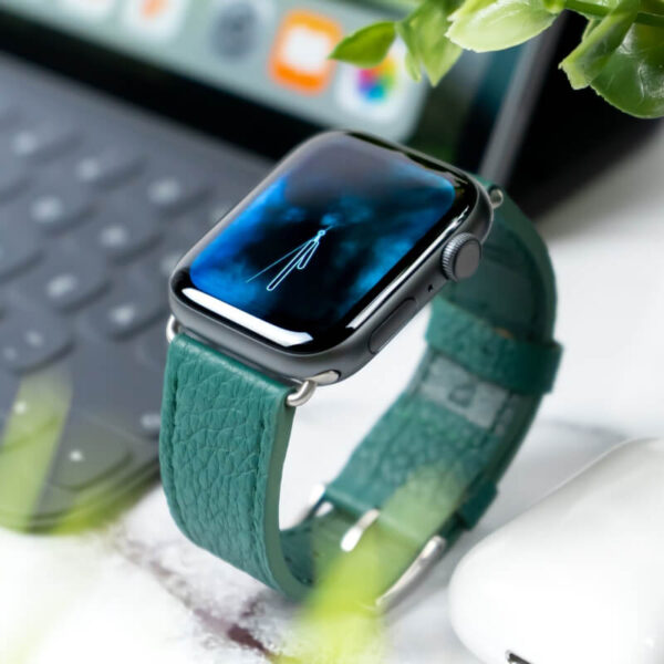 ⁦Smartwatch with Bright Touchscreen Display, Up to 6 Days of Battery Life, Orchid Purple⁩ - الصورة ⁦4⁩